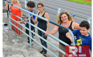 Les garde-corps du stade comme neufs grâce à l’Atelier jeune